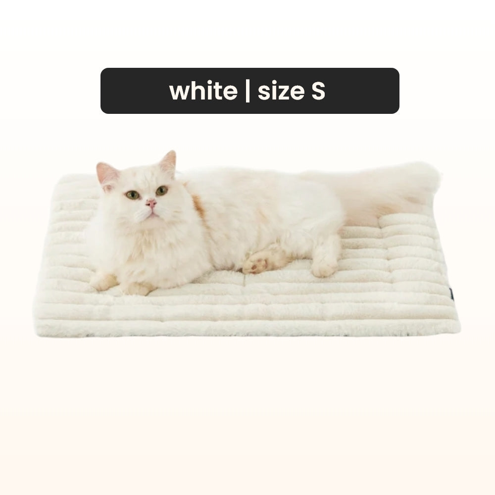 Self-warming pet mat in white, size S, featuring a soft, quilted texture with a cat lounging on it.